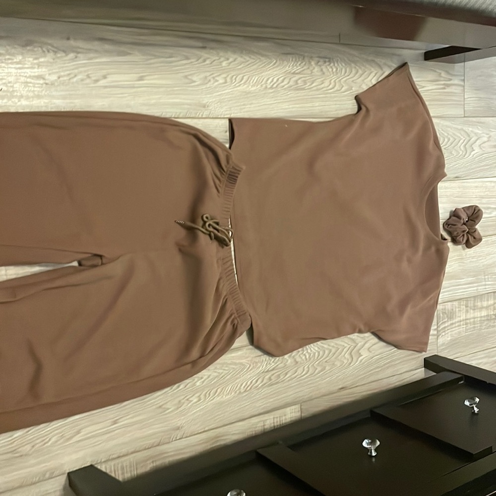 New Brown terry cloth-feel loungewear set with matching scrunchie. NO DRAWSTRING